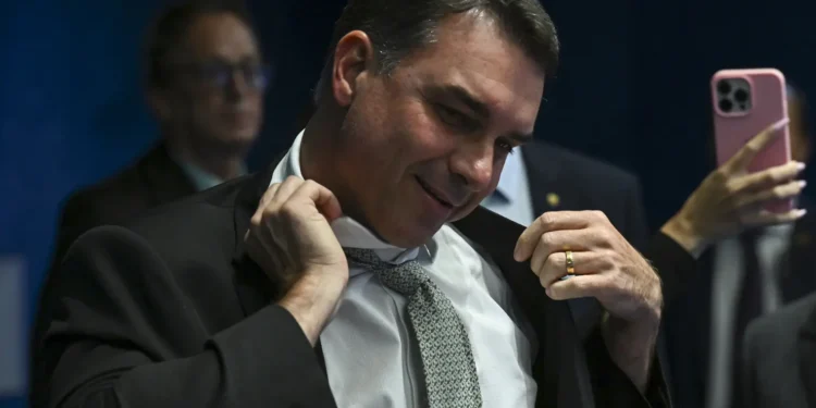 escandalo-do-pagamento-de-vorcaro-a-flavio-pode-beneficiar-caiado-e-zema