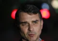 mensagens-de-flavio-bolsonaro-para-vorcaro-repercutem-na-imprensa-internacional