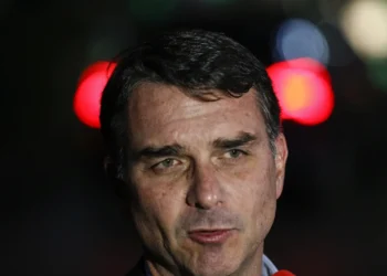 mensagens-de-flavio-bolsonaro-para-vorcaro-repercutem-na-imprensa-internacional