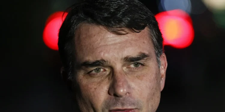 mensagens-de-flavio-bolsonaro-para-vorcaro-repercutem-na-imprensa-internacional