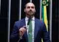 contrato-expoe-eduardo-bolsonaro-como-peca-chave-no-caixa-do-filme-sobre-jair