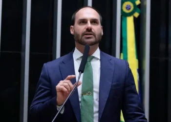 contrato-expoe-eduardo-bolsonaro-como-peca-chave-no-caixa-do-filme-sobre-jair