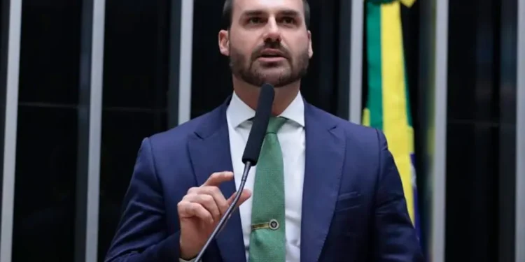 contrato-expoe-eduardo-bolsonaro-como-peca-chave-no-caixa-do-filme-sobre-jair