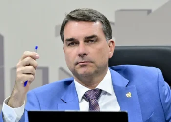 flavio-diz-que-zema-se-precipitou-ao-critica-lo-por-audio-com-vorcaro-e-agradece-caiado