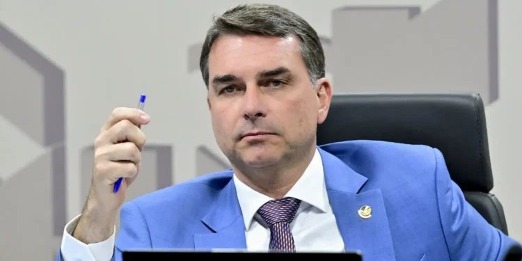 flavio-diz-que-zema-se-precipitou-ao-critica-lo-por-audio-com-vorcaro-e-agradece-caiado