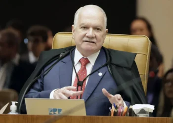 fachin-diz-que-‘criticar-e-legitimo,-deslegitimar,-nao’-apos-alta-de-criticas-ao-stf