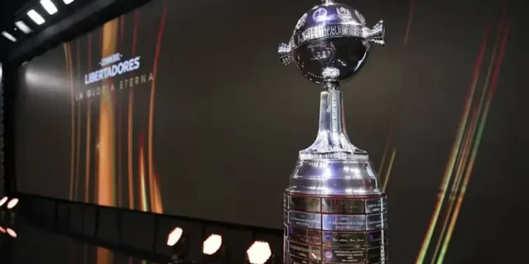 taca-da-libertadores-esta-em-exibicao-em-goiania