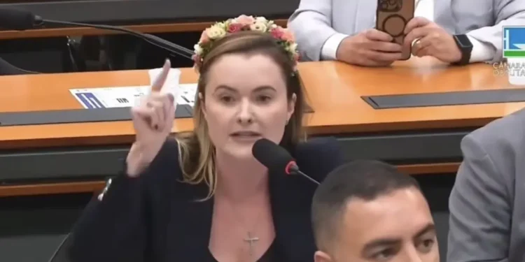 deputada-do-pl-defende-proposta-que-pode-fazer-brasileiro-trabalhar-ate-52-horas-por-semana