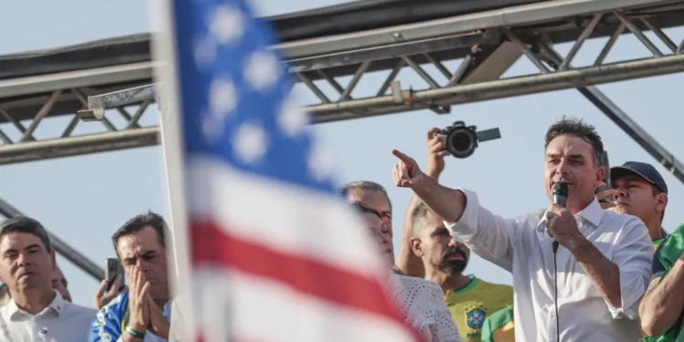 governo-trump-convida-flavio-bolsonaro-para-encontro-na-casa-branca
