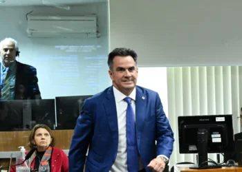 ciro-evita-defender-flavio-e-diz-que-senador-deve-“pagar-exemplarmente”-se-for-culpado