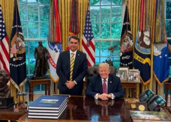 donald-trump-recebe-flavio-bolsonaro-na-casa-branca