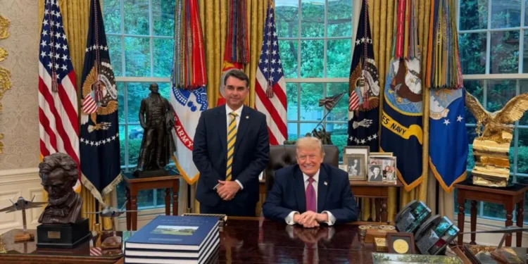donald-trump-recebe-flavio-bolsonaro-na-casa-branca