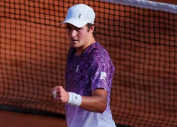 joao-fonseca-vira-jogo-epico-e-enfrentara-djokovic-em-roland-garros