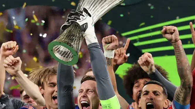 crystal-palace-vence-rayo-vallecano-e-e-campeao-da-conference-league-pela-primeira-vez