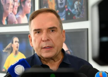 mabel-tenta-se-descolar-de-desgaste-e-expoe-dificuldade-de-dar-rumo-a-gestao