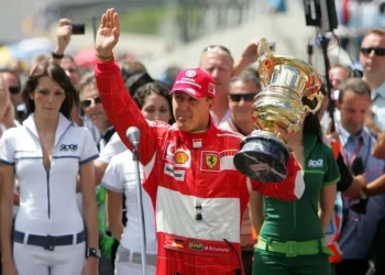 piloto-que-resgatou-schumacher-quebra-silencio-apos-12-anos-e-revela-bastidores-do-acidente