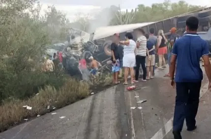 familia-inteira-morre-em-acidente-na-br-116;-tragedia-deixa-16-vitimas-e-coloca-bahia-em-luto