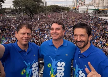 flavio-bolsonaro-fala-em-“expulsar-o-mal”-do-governo-durante-marcha-para-jesus