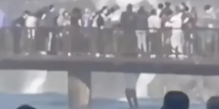 turista-pula-em-area-restrita-das-cataratas-do-iguacu-para-recuperar-celular;-veja-video