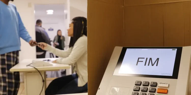 tse-abre-consulta-publica-para-definir-modelo-das-urnas-eletronicas-de-2028
