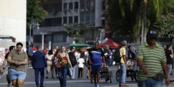 fim-da-escala-6×1-pode-gerar-beneficios,-mas-levanta-duvidas-sobre-impactos
