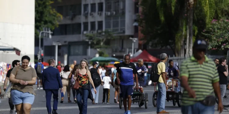 fim-da-escala-6×1-pode-gerar-beneficios,-mas-levanta-duvidas-sobre-impactos