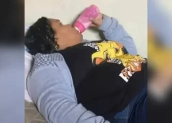 mulher-que-fingiu-ser-menina-de-12-anos-completa-38-anos-na-prisao