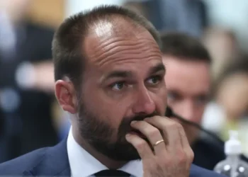 eduardo-bolsonaro-apoia-julia-zanatta-para-vice-de-flavio-em-chapa-presidencial