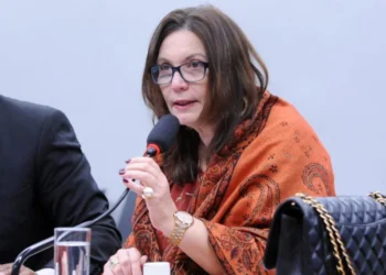 bia-kicis-pede-uniao-no-pl-em-meio-a-crise-entre-michelle-e-flavio-bolsonaro
