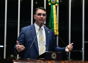 flavio-bolsonaro-participa-da-romaria-do-divino-pai-eterno-em-goias-nesta-sexta-feira
