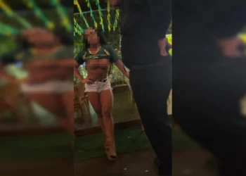 mulher-trans-e-presa-apos-mostrar-os-seios-durante-confusao-em-bar-no-df;-veja-video