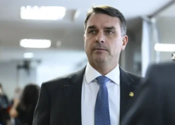flavio-bolsonaro-pede-que-governo-trump-suspenda-tarifas-sobre-produtos-brasileiros