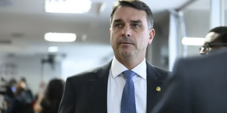 flavio-bolsonaro-pede-que-governo-trump-suspenda-tarifas-sobre-produtos-brasileiros