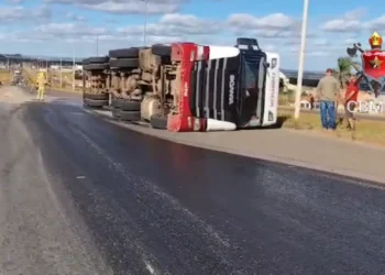 carreta-tomba-em-viaduto-da-df-290-e-provoca-interdicao-apos-vazamento-de-diesel