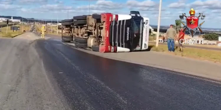 carreta-tomba-em-viaduto-da-df-290-e-provoca-interdicao-apos-vazamento-de-diesel