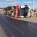 carreta-tomba-em-viaduto-da-df-290-e-provoca-interdicao-apos-vazamento-de-diesel