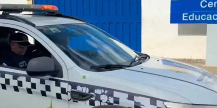 aluno-e-flagrado-com-simulacro-de-arma-em-escola-publica-no-gama-(df)