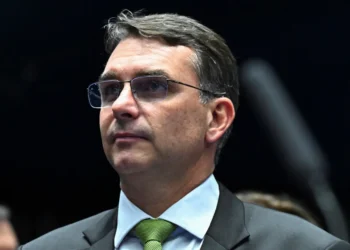 flavio-bolsonaro-afirma-que-viajara-aos-eua-para-defender-o-pix