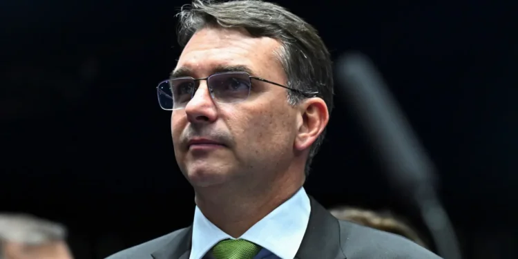 flavio-bolsonaro-afirma-que-viajara-aos-eua-para-defender-o-pix