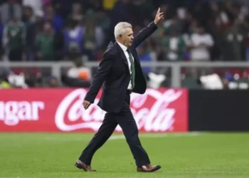 tecnico-do-mexico-critica-possivel-mudanca-de-horario-na-copa:-“um-soco-no-estomago”