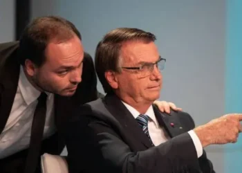 carlos-visita-bolsonaro-e-diz-que-ex-presidente-acompanha-cenario-politico