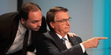 carlos-visita-bolsonaro-e-diz-que-ex-presidente-acompanha-cenario-politico
