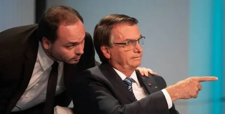 carlos-visita-bolsonaro-e-diz-que-ex-presidente-acompanha-cenario-politico