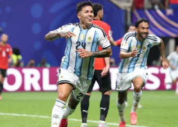 argentina-vira-sobre-o-egito-no-fim,-vence-por-3-a-2-e-avanca-as-quartas