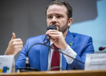 governo-adia-retirada-de-subsidio-da-gasolina-apos-novos-ataques-ao-ira