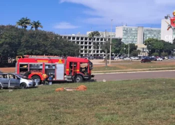 sinistro-entre-dois-carros-deixa-motoristas-feridos-na-asa-norte-(df)