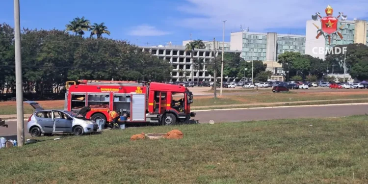 sinistro-entre-dois-carros-deixa-motoristas-feridos-na-asa-norte-(df)