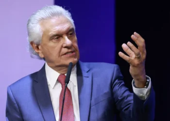 caiado-eleva-tom-contra-flavio-bolsonaro-para-tentar-se-viabilizar-na-direita
