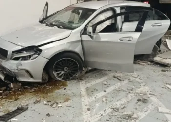 motorista-foge-de-blitz,-bate-carro-e-acaba-preso-na-asa-norte-(df)