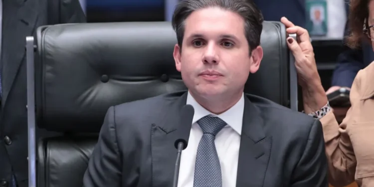 hugo-motta-critica-decisao-de-flavio-dino-sobre-emendas-parlamentares